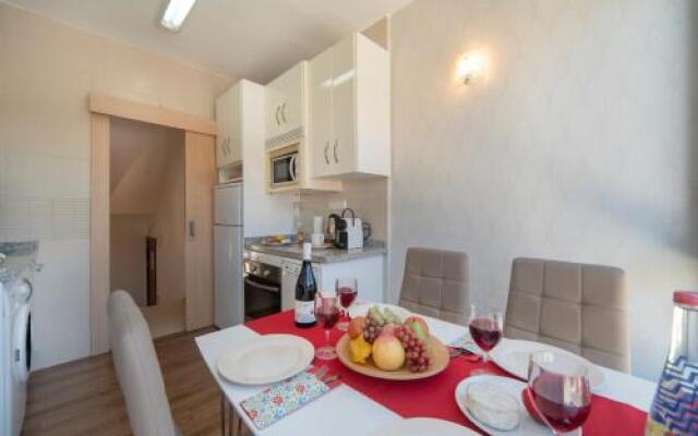 Apartamento con terraza y piscina junto a la playa