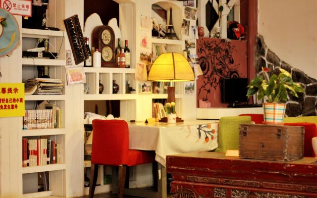 Many People Inn Shen Shan Road