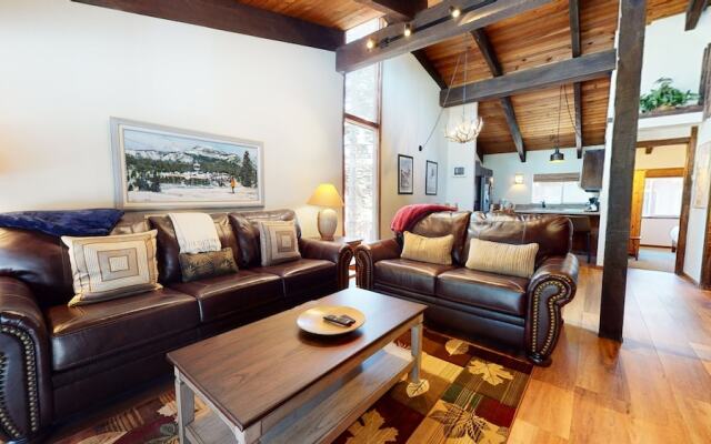 Mammoth Estates 113 Large Pet-Friendly Townhome, Walk to The Village, Private Washer Dryer by RedAwning