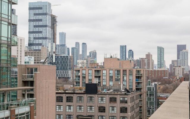 Renovated Downtown Toronto Apartment With Balcony