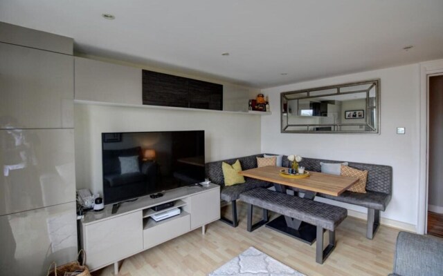 Luxury Modern Apartment With Stunning Balcony View