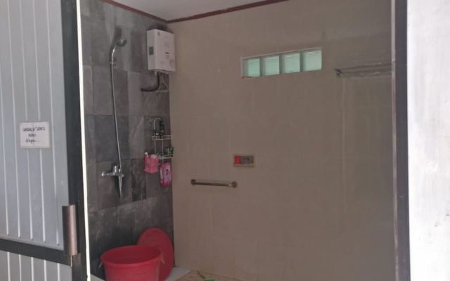 Adji Homestay - Hostel