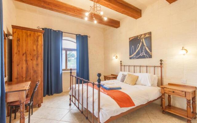 Centre Island Gozitan Farmhouse & Pool