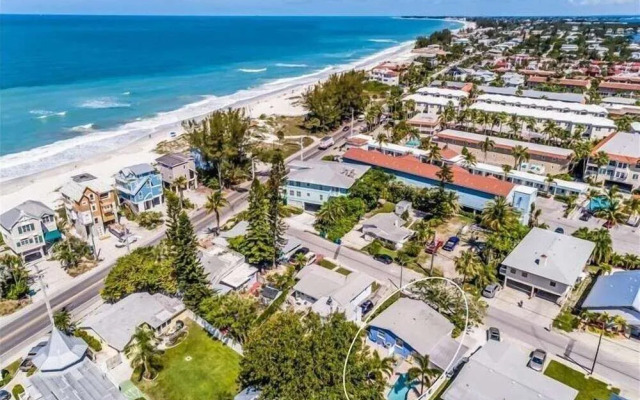 Violetta 3 Bedroom Home by RedAwning