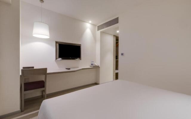 7 Apple Hotel Mahape