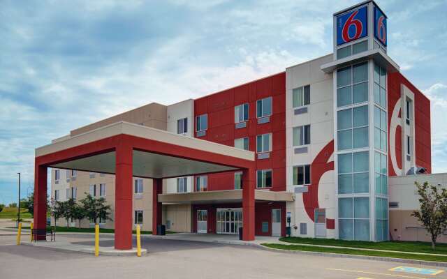 Motel 6 Airdrie, AB