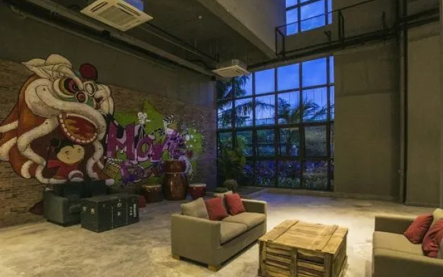 Haikou Guanlan Lake Huayi FengXiaogang film community filmmaker Hotel