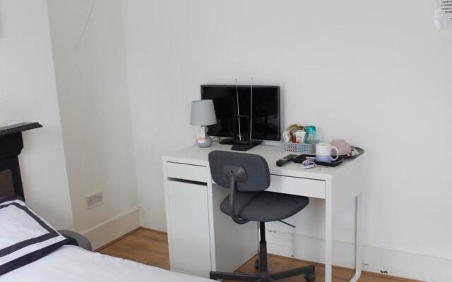 cozy rooms in London Townhouse fast links to Central
