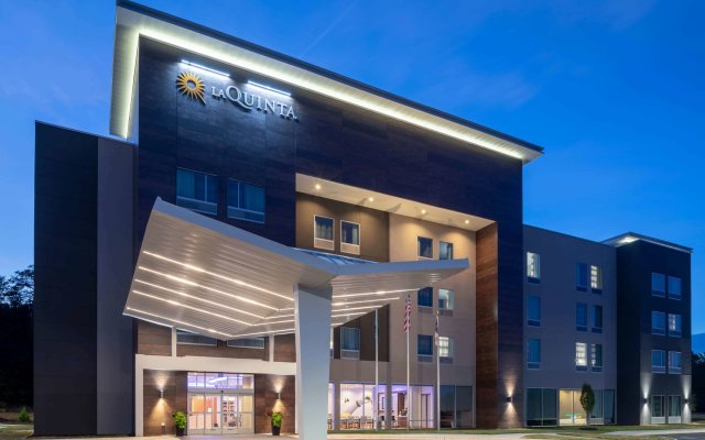 La Quinta Inn & Suites by Wyndham Greensboro Arpt High Point