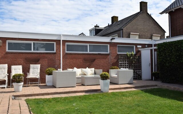 Holdiay Home in Den Helder with private terrace and garden