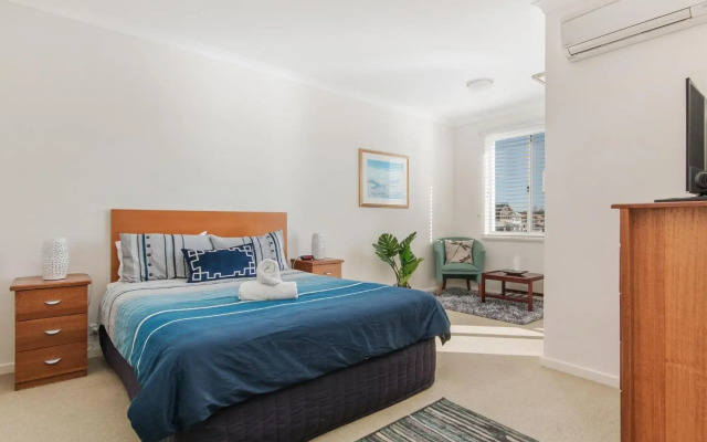 Waters Edge Apartment with Jetty