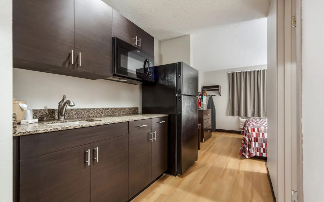 Red Roof Inn & Suites Omaha - Council Bluffs