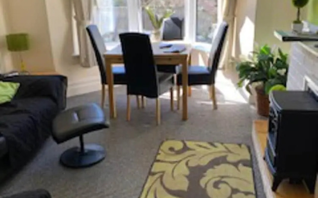 Homely 2- bed Apartment -ground Floor-sleeps 4
