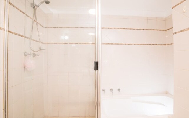 Rustic Hardwood 2 Bedroom Apartment in Randwick