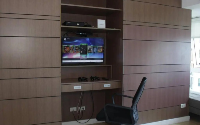 A2J Luxury 1BR BGC Balcony Suite Near BurgosCircle