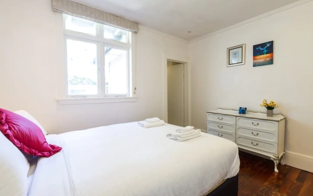 Heritage 4 Bedroom Bungalow – Guest Rooms – Auckland