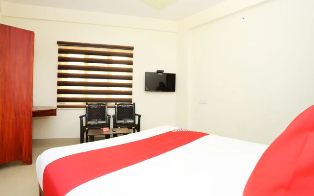 OYO 37302 White Cort