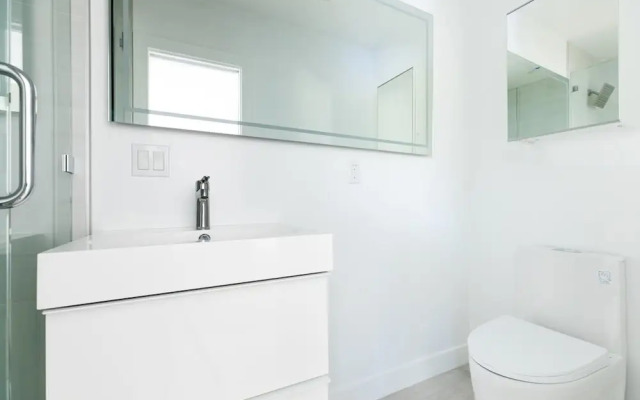 Avalon I by Avantstay Contemporary San Diego Condo w/ Large Patio