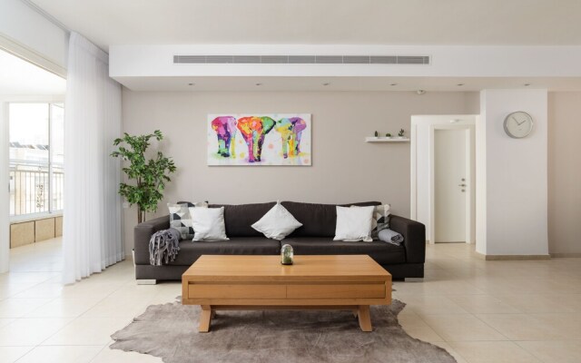 Bright and Fresh Family Home near Beach