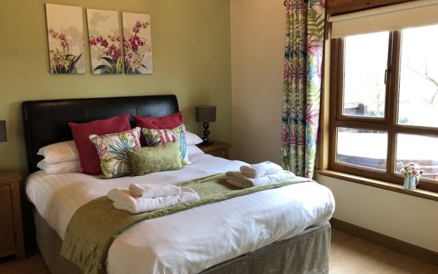 Douglas Fir Lodge With Hot Tub Near Cupar, Fife
