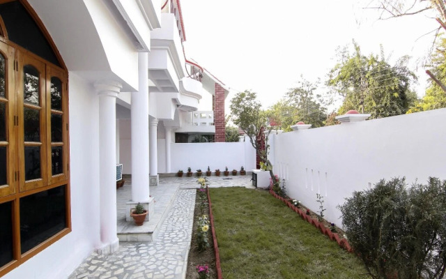OYO Rooms Near Mayo Hospital