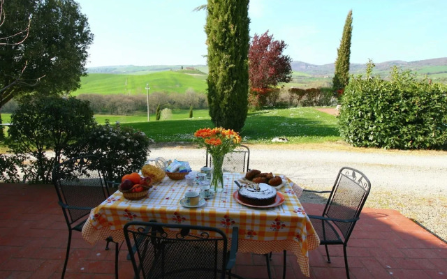 Modern Farmhouse in Pienza With Pool