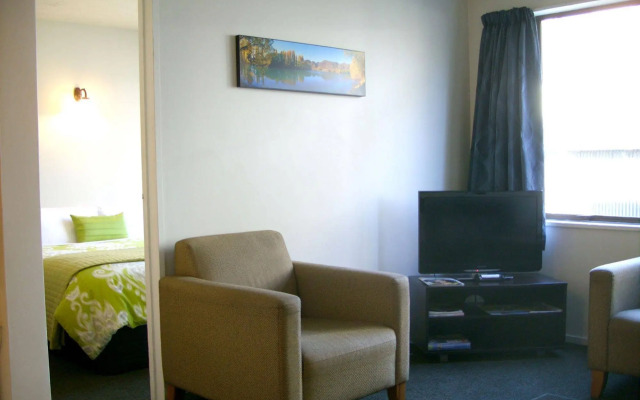 Tudor Court Motel