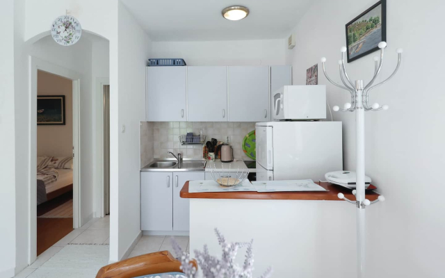 Apartment Djurdja - 20 m from beach : A2 Luka Murter, Island Murter