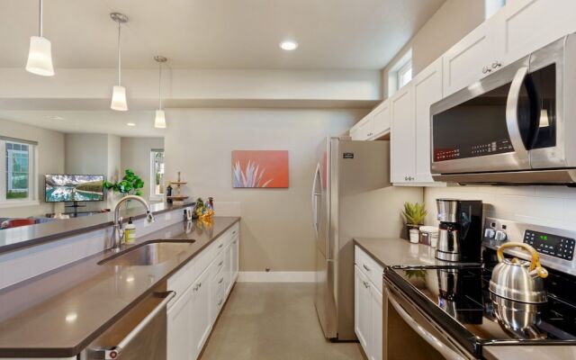 Quiet Urban Community – Designer Home W/ Hot Tub!