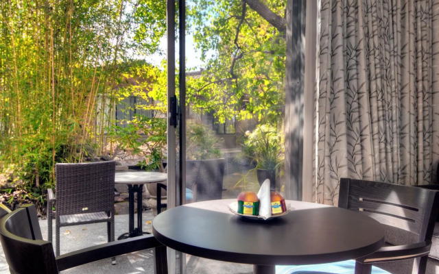 Dinah's Garden Hotel