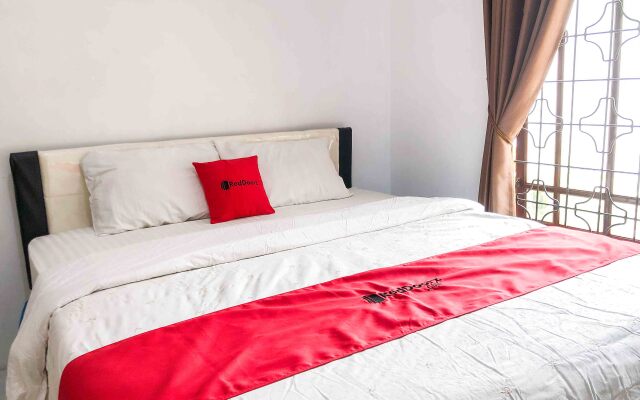 RedDoorz near Eco Green Park Batu