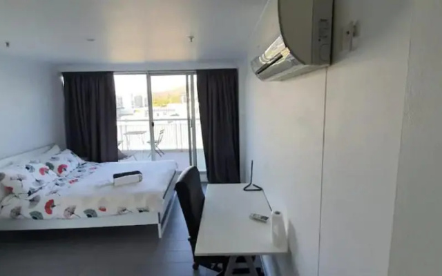 City Plaza in the heart of Canberra Centre! Private room in shared Apartment – Guest Rooms – Canberra