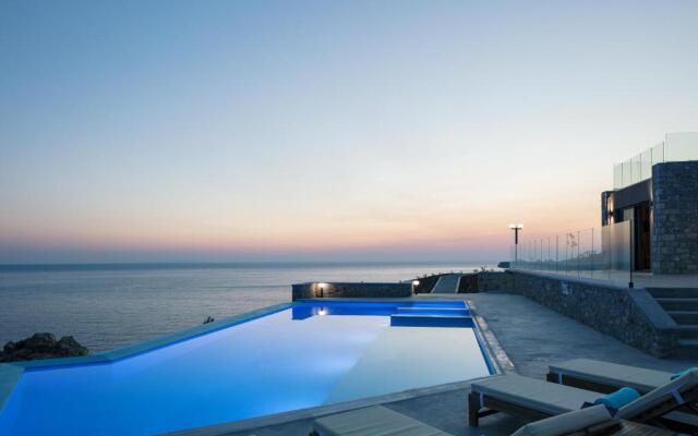 Seafront luxury villa with infinity pool & devine views!