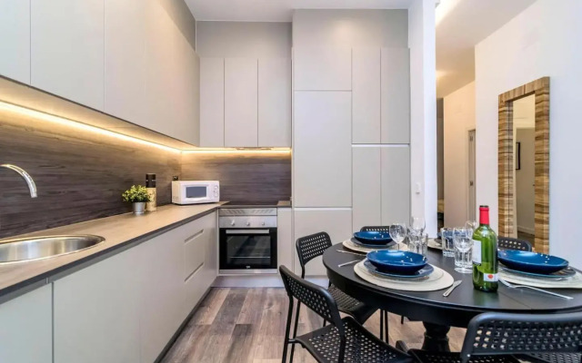 INCREDIBLE Apartment just steps from Gran Via by Batuecas