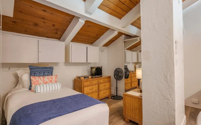 Papakea #f407 2 Bedroom Condo by RedAwning