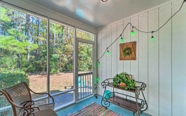 Charming Wilmington Home w/ Screened-in Porch