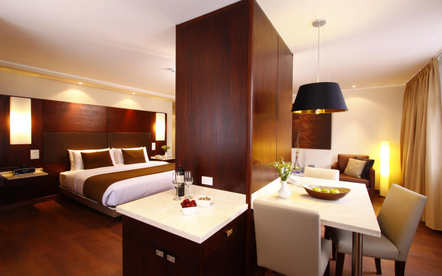 Reina Isabel Hotel & Suites
