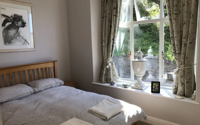 Beachside 2-bed - Sleeps 4, Parking & Pet Friendly