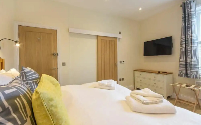 Dolphin Stone Lodge