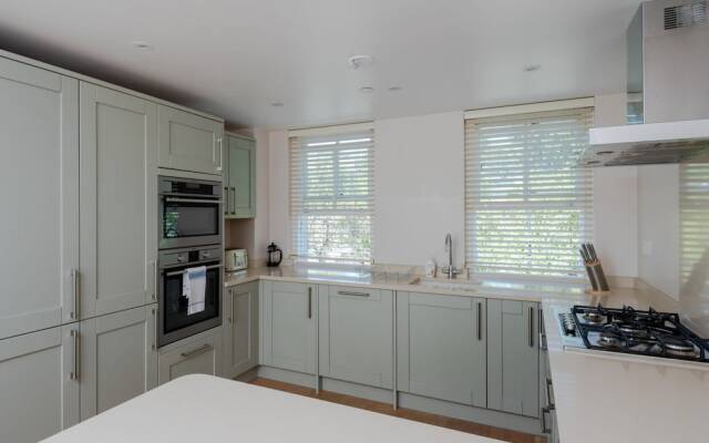 Large riverside 4BR apartment near Canary Wharf