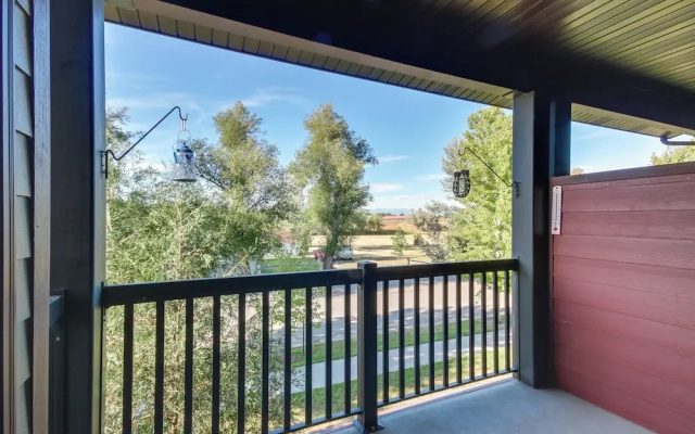 Cozy Livingston Condo w/ Balcony & Mtn View!