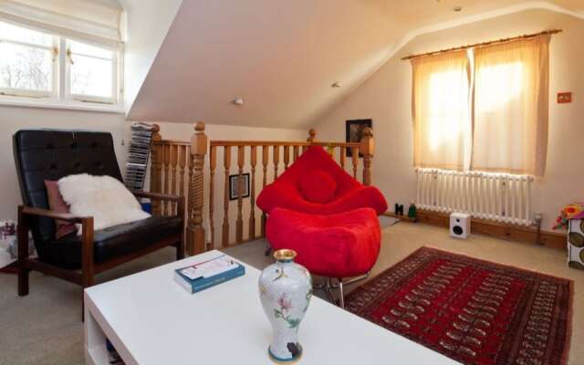 Stylish 2BR Flat Central Oxford With Parking