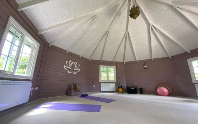 Family Home With Large Garden and Pool Near Totnes