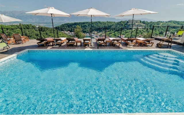 Luce - Pool and View - A1