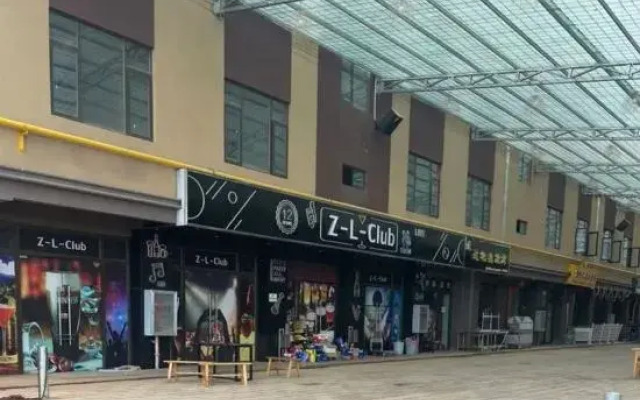 Zhiluo Theme Hotel (Songming Yanglin University Town Business School)