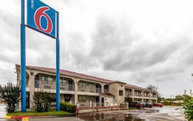 Motel 6 San Antonio, Tx - Frost Bank Center