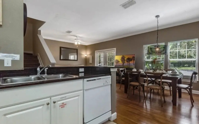4 Bedrooms S / Lucaya Village Townhouse by RedAwning