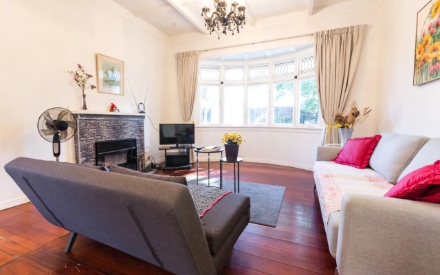 Heritage 4 Bedroom Bungalow – Guest Rooms – Auckland