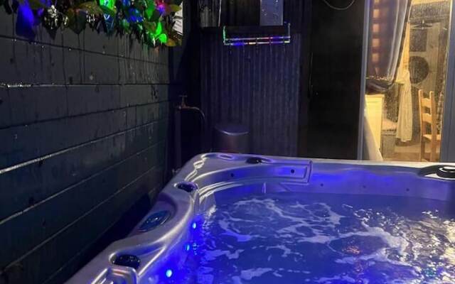 Bridie Rose - hot tub Extra Charge Exotic Animals