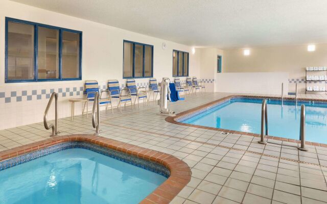 Sleep Inn & Suites Salina I-135